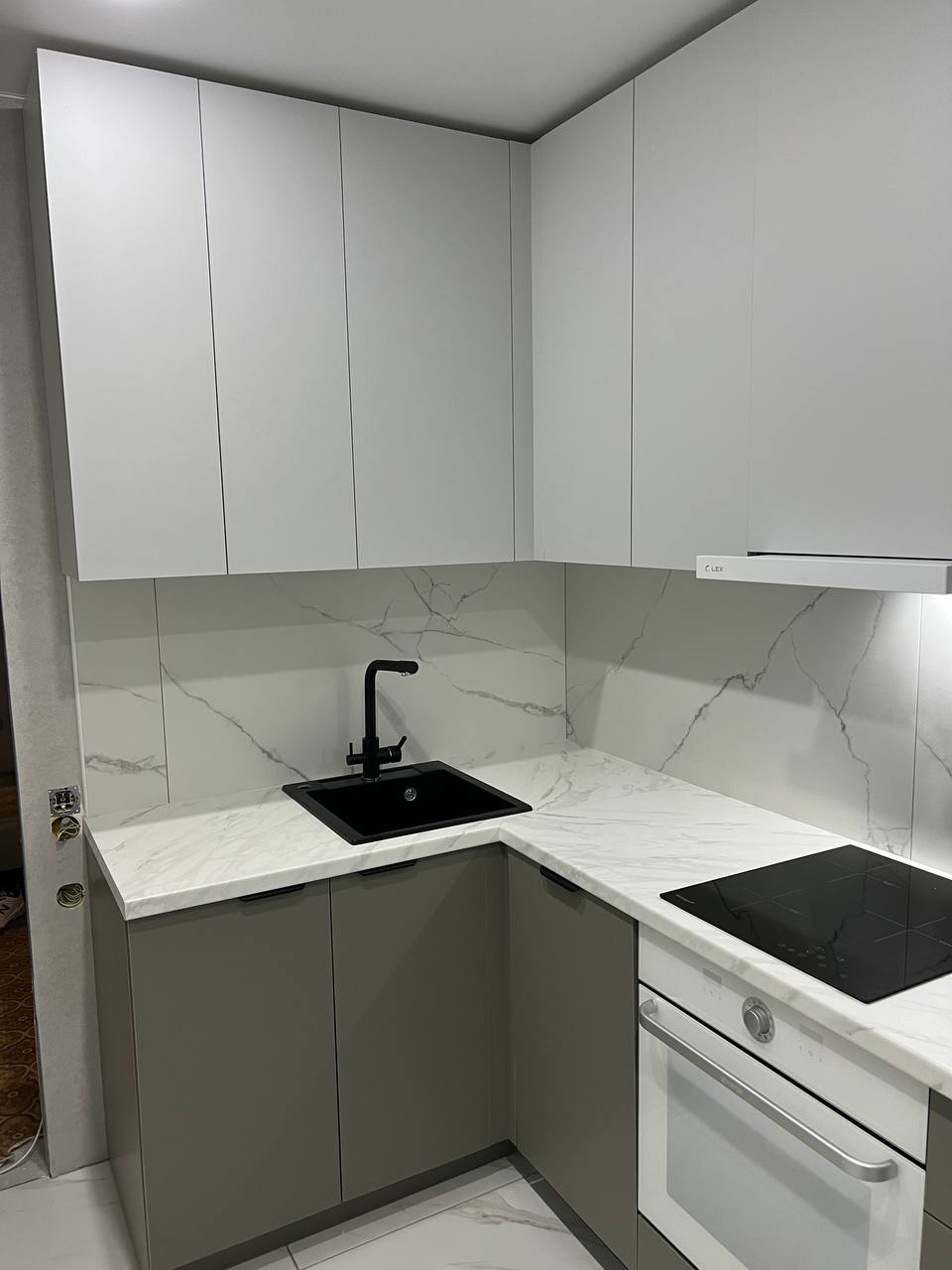 Кухня угловая скандинавская — Шалфей и белый мрамор